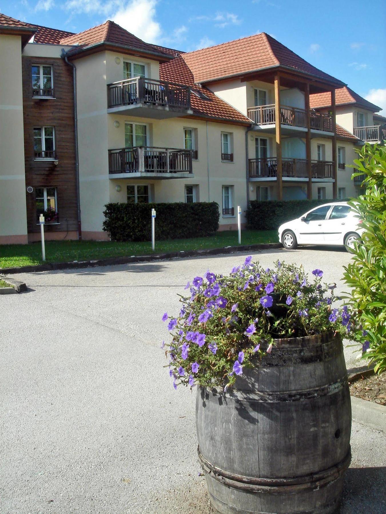 Residence de tourisme Les Allées du Green Levernois Exterior foto