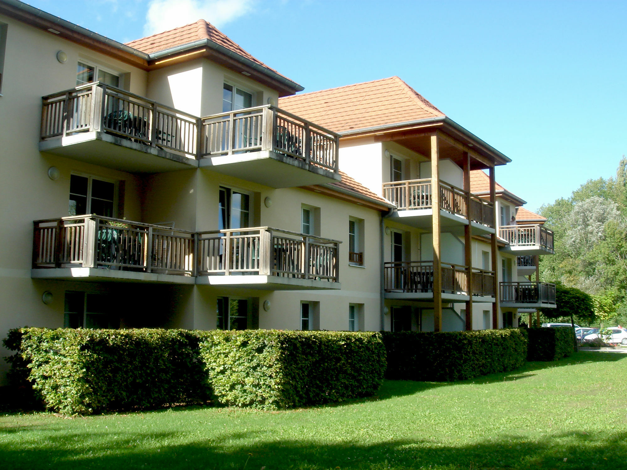 Residence de tourisme Les Allées du Green Levernois Exterior foto