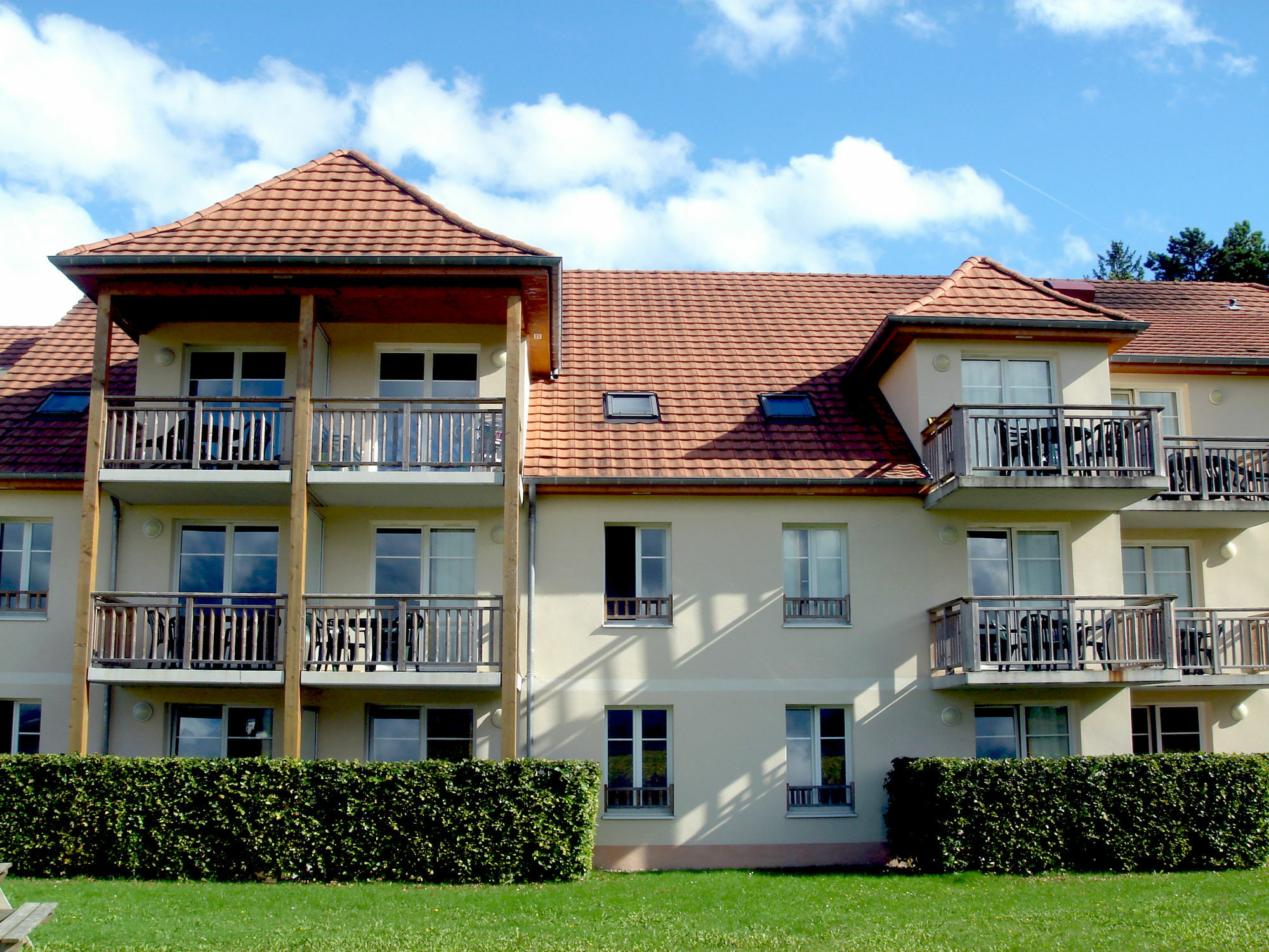 Residence de tourisme Les Allées du Green Levernois Exterior foto